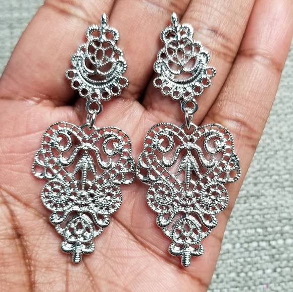 Jewelry - 4/$25❤Beautiful Chandelier Earrings - Silver